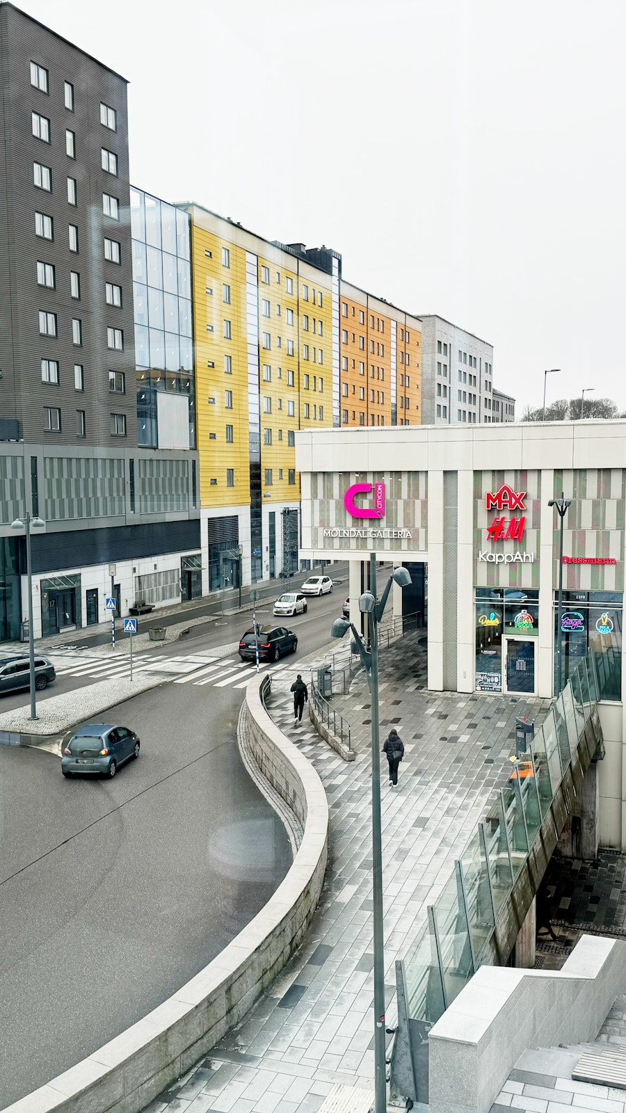 Mölndal centrum med Mölndals galleria Vy mot Mölndals galleria med bilar som kör utanför