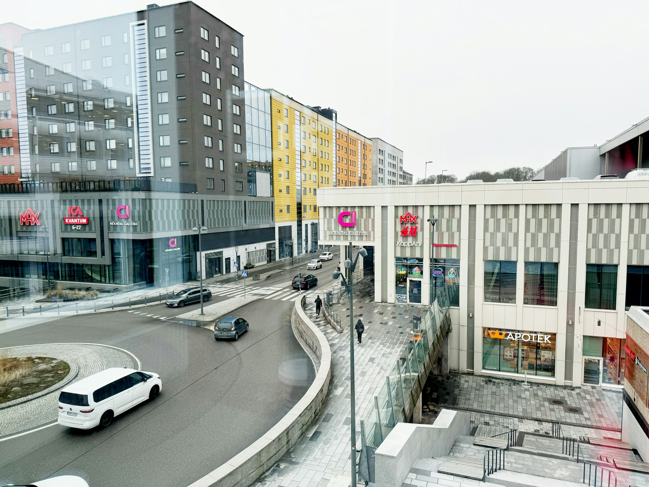 Vy mot Mölndals galleria med bilar som kör utanför