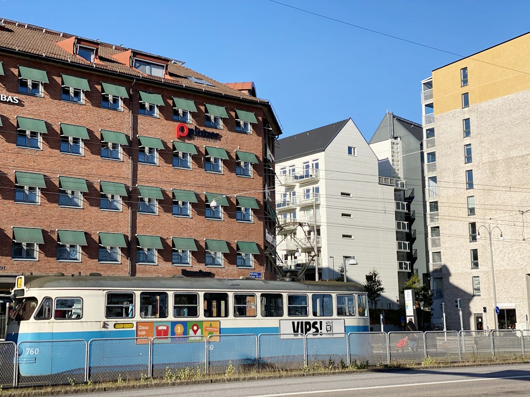 Spårvagn framför fastighet i Krokslätt på Mölndalsvägen