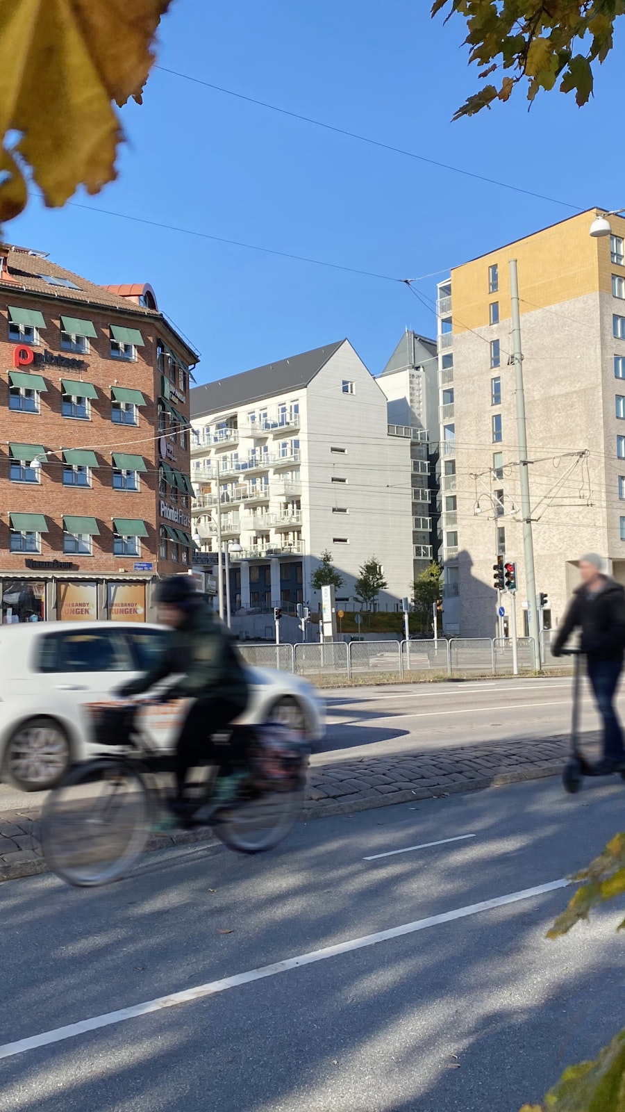 Krokslätt Cyklister och bilar passerar framför Platzers fastighet i Krokslätt på Mölndalsvägen