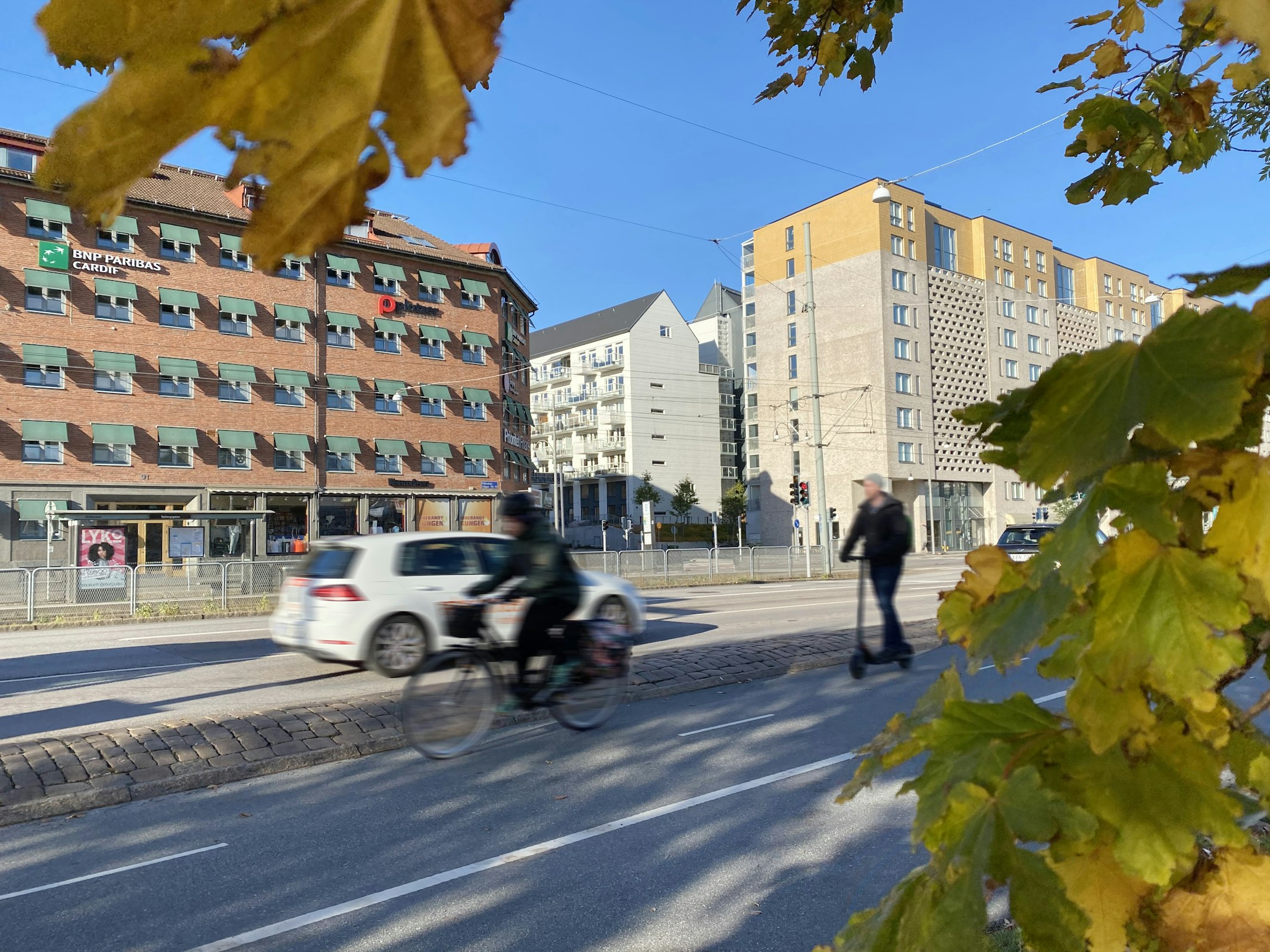 Cyklister och bilar passerar framför Platzers fastighet i Krokslätt på Mölndalsvägen