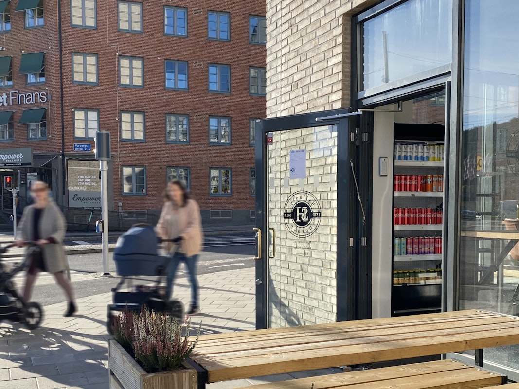 Krokslätt Kvinnor med barnvagn utanför Platzers fastighet i Krokslätt