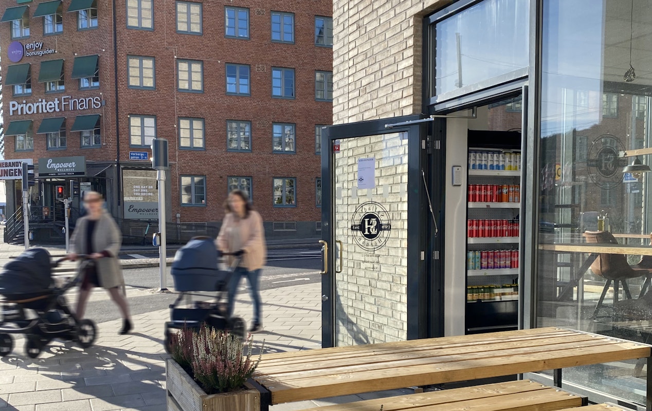 Kvinnor med barnvagn utanför Platzers fastighet i Krokslätt