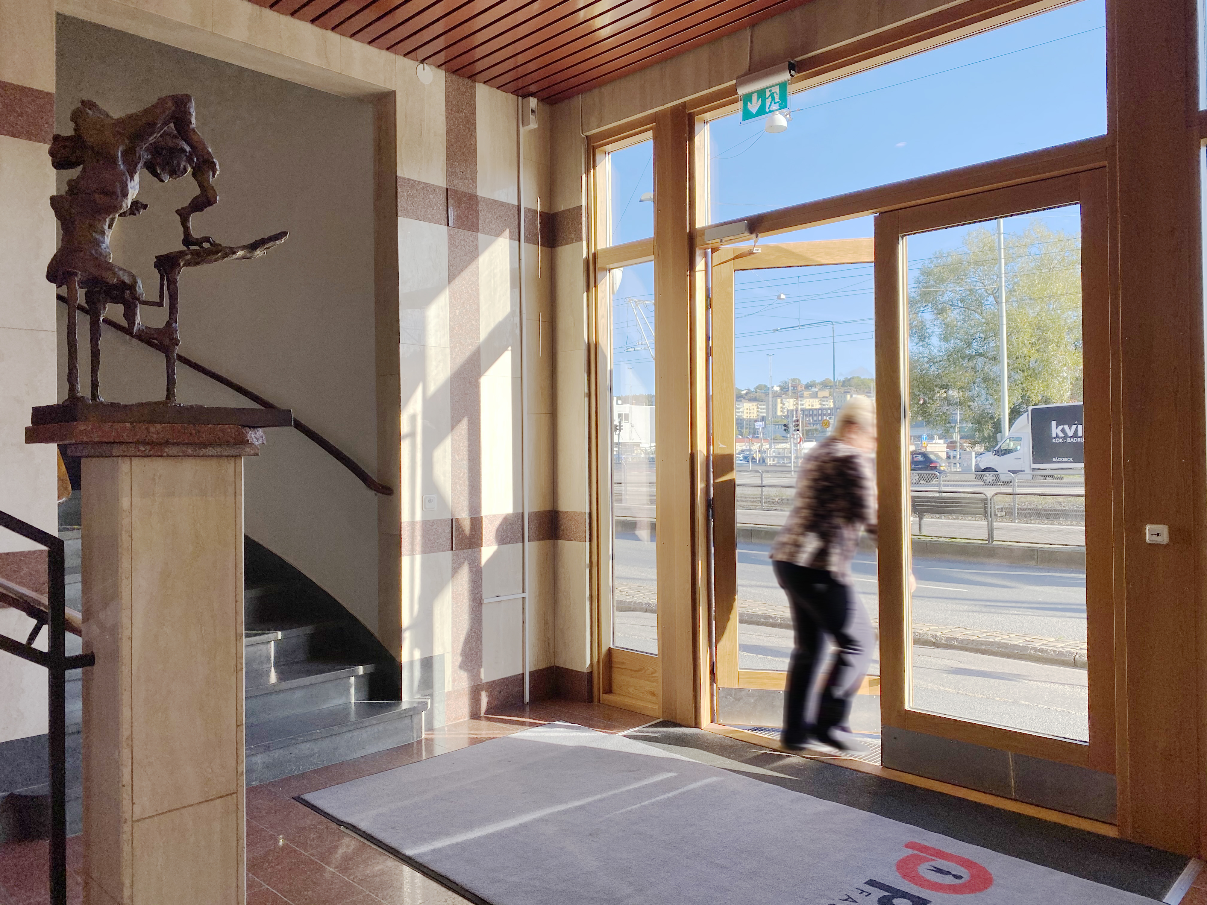 Kvinna i entrén på Mölndalsvägen 91 i Krokslätt