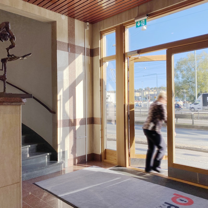 Mölndalsvägen 91 Kvinna i entrén på Mölndalsvägen 91 i Krokslätt