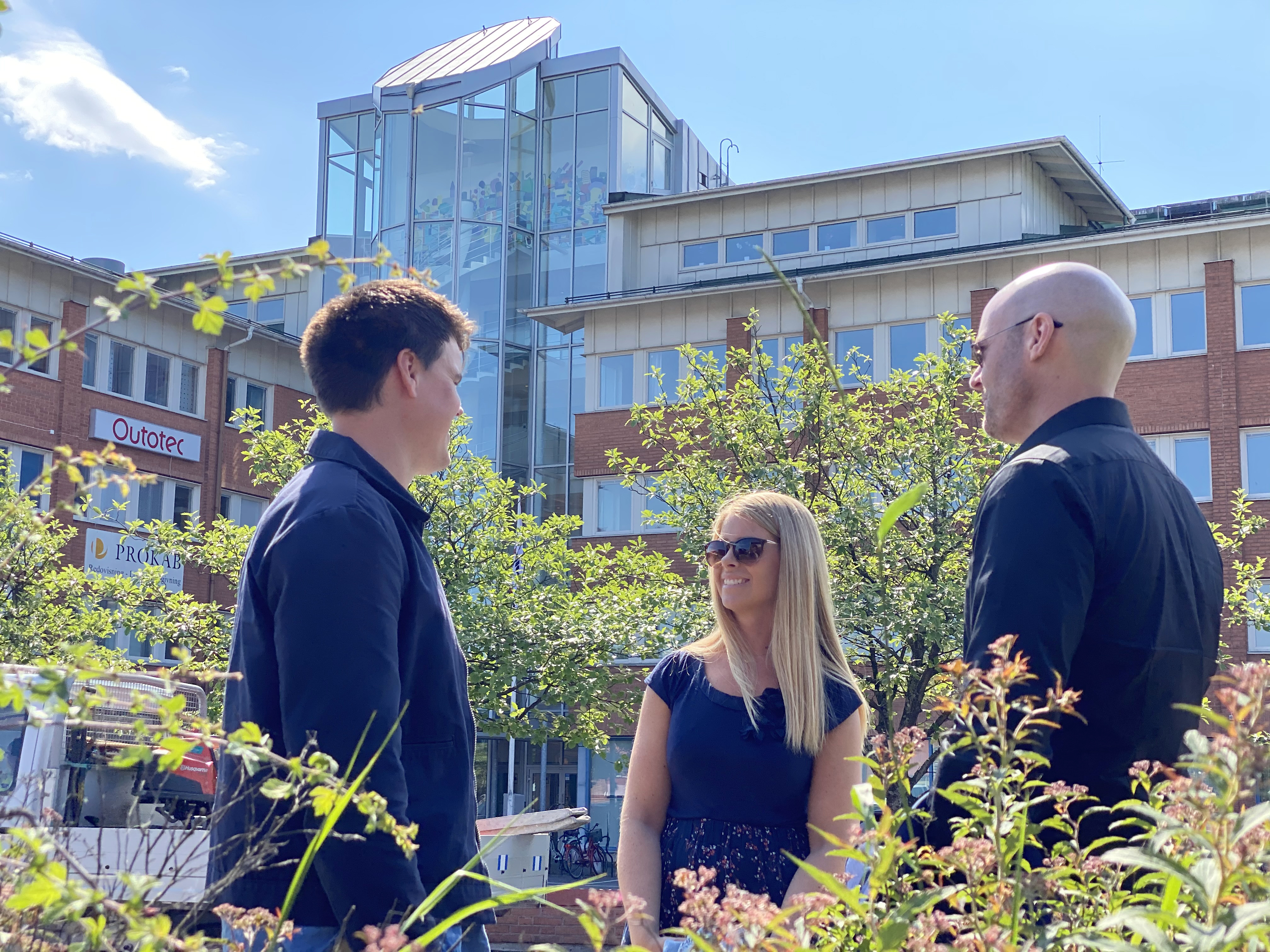 Människor utanför Platzers fastighet i Högsbo/Södra Änggården