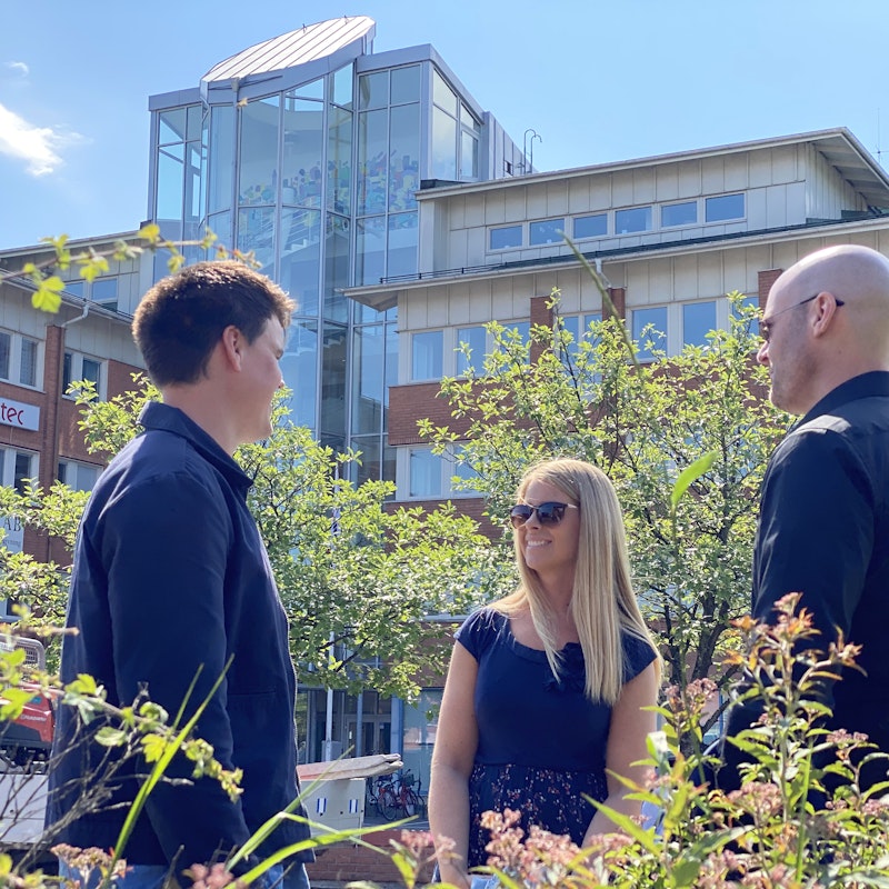 Människor utanför Platzers fastighet i Högsbo/Södra Änggården