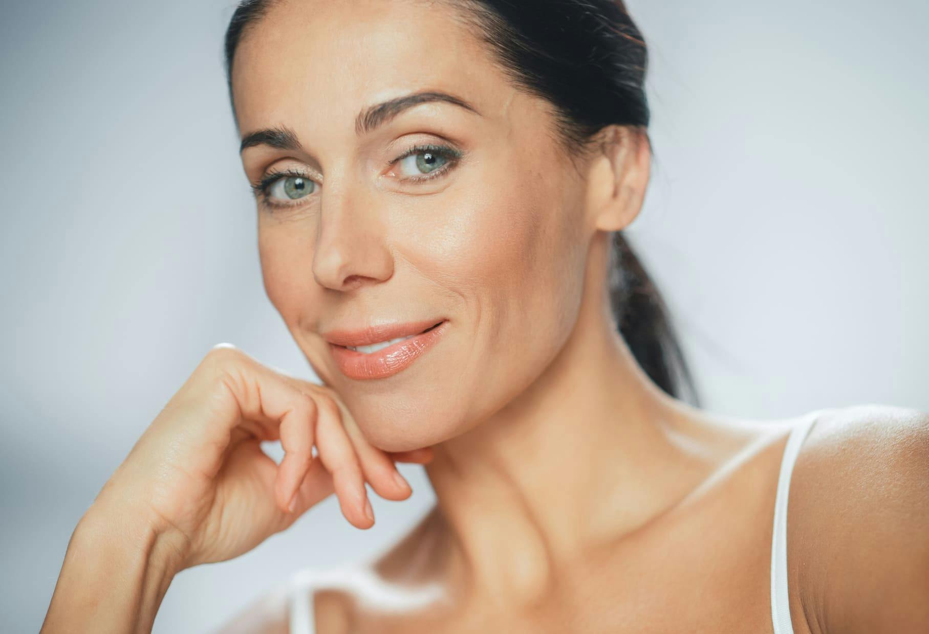 woman looking forward with her hand under her chin