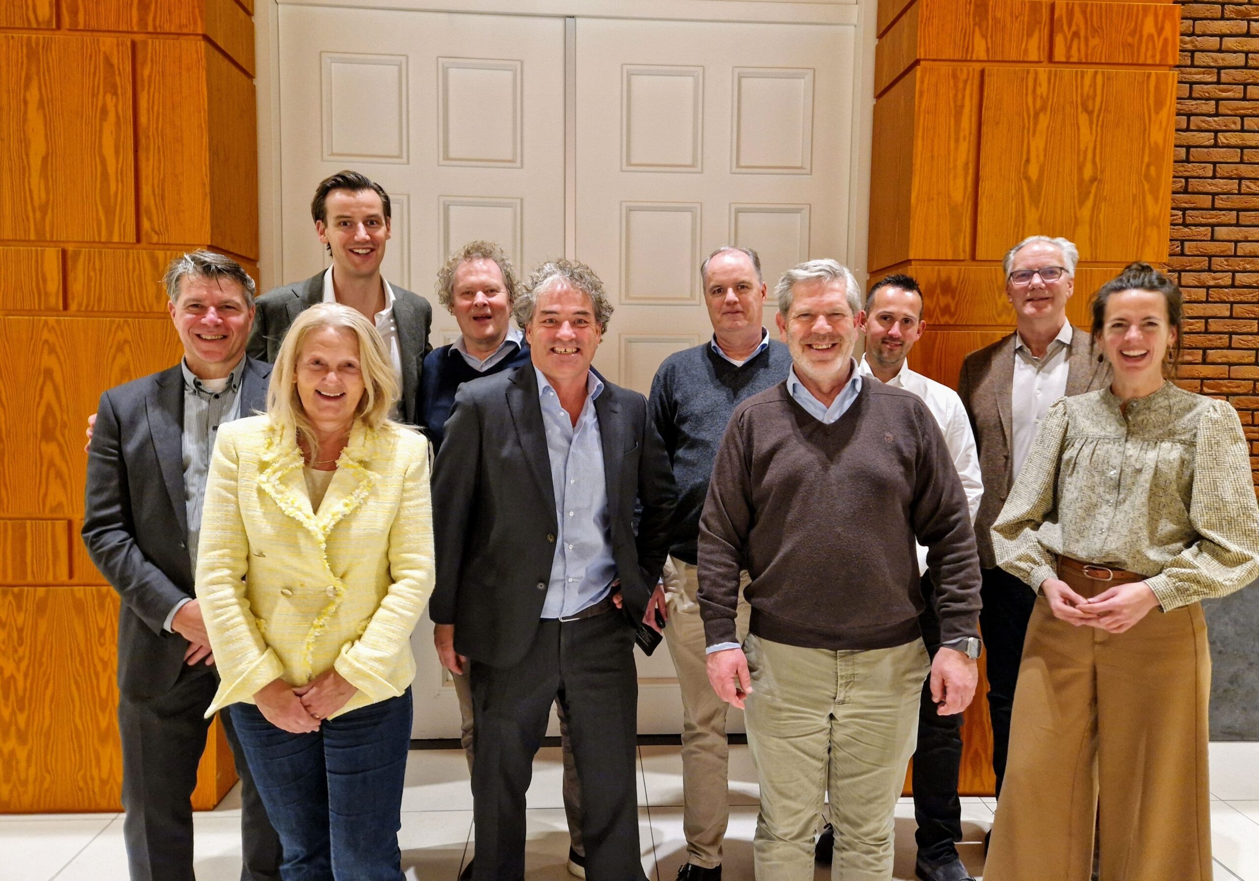 Een groepsfoto van Borrie met medewerkers van PIA.