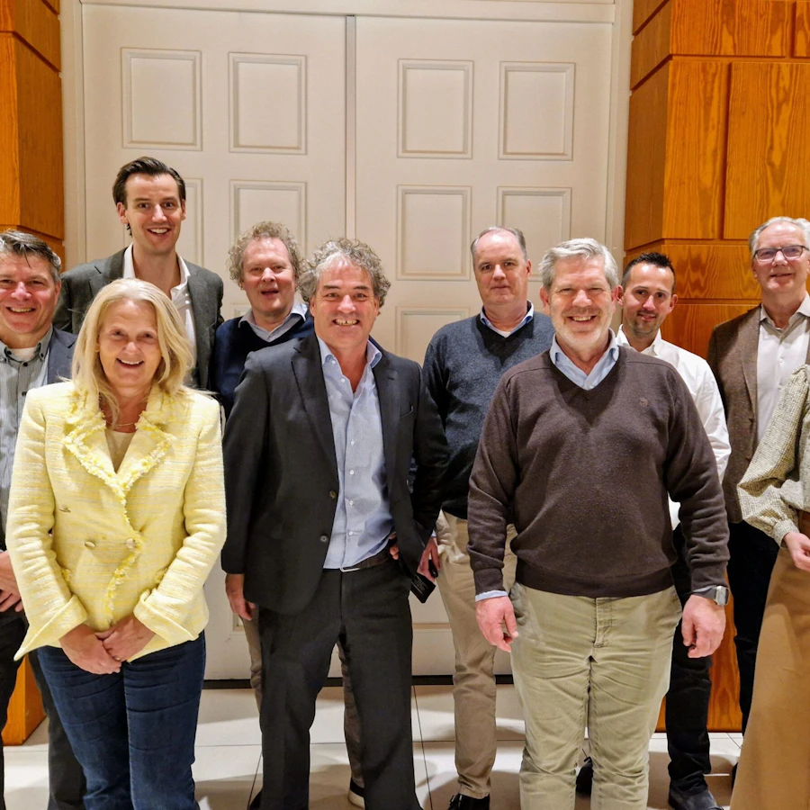 Een groepsfoto van Borrie met medewerkers van PIA.