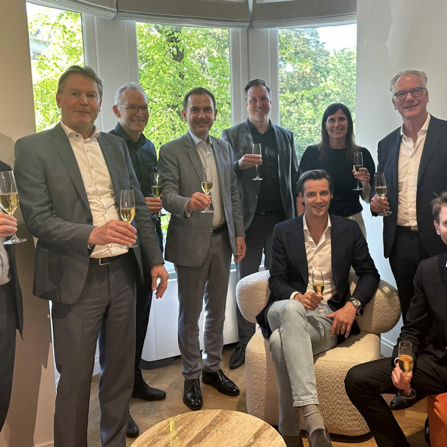 Dealfoto van PIA. Groep mensen met champagne in hun hand.