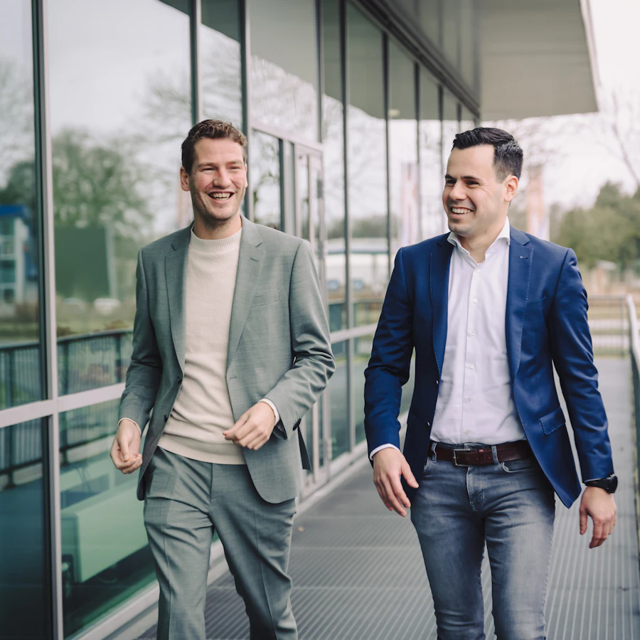 Medewerkers van Brouwers in gesprek buiten