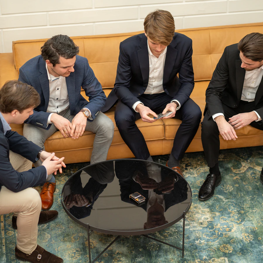 Vier personen op een bank, ze bekijken kaarten.