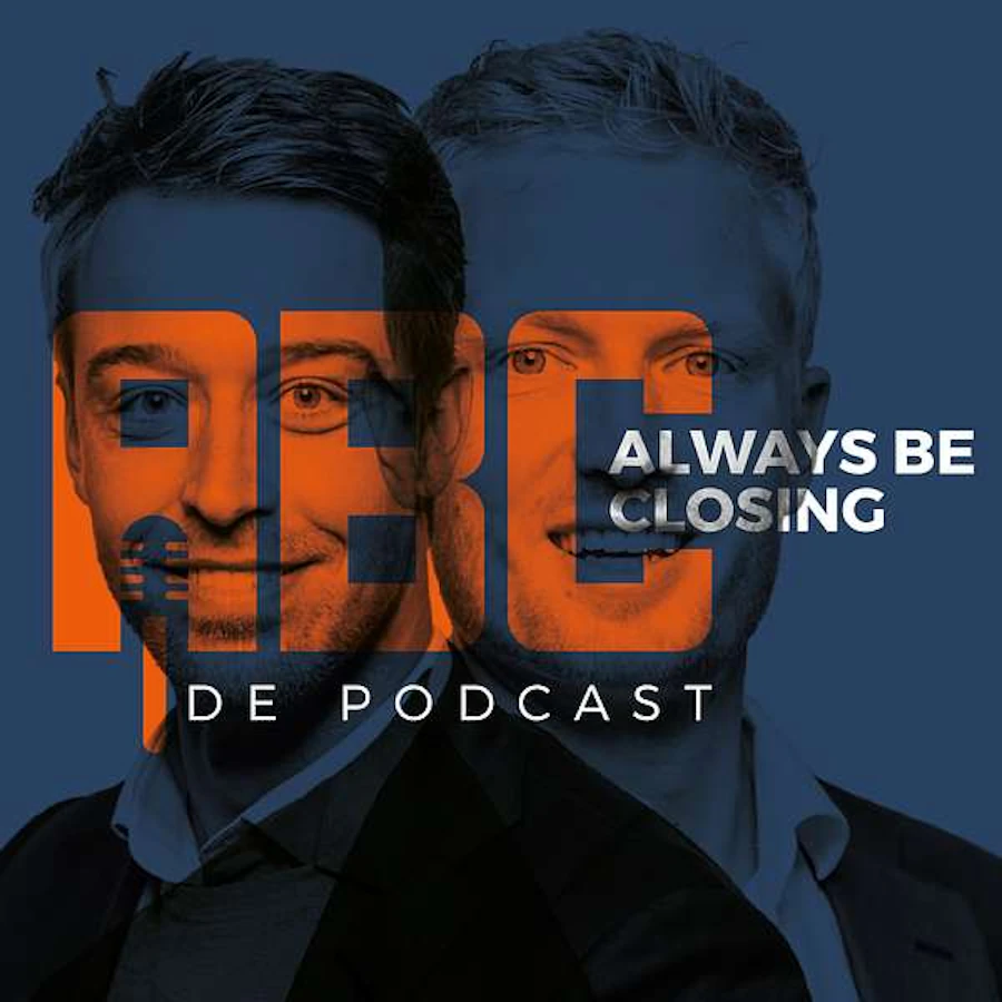 Grafische afbeelding als podcast cover: twee mannen kijken naar de camera