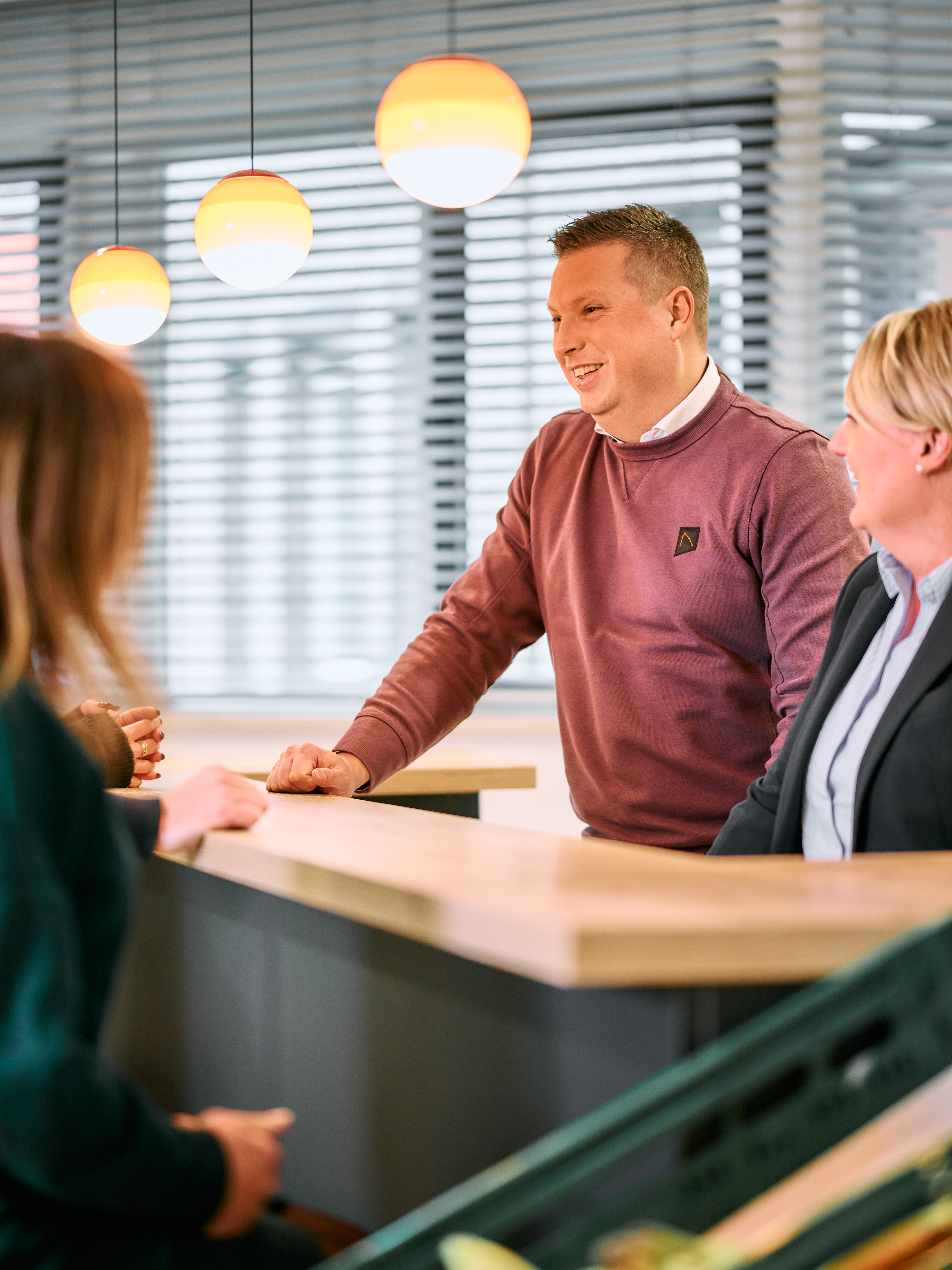 medewerker achter de balie