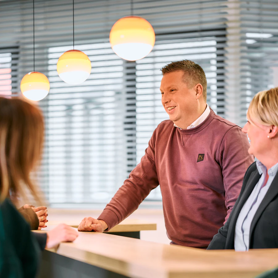 medewerker achter de balie