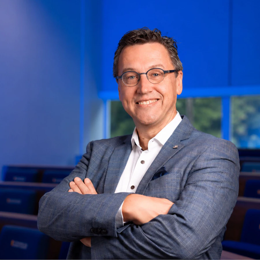 Portret Niels van Nieuw Amerongen RA Man met gekruiste armen kijkt recht in de camera