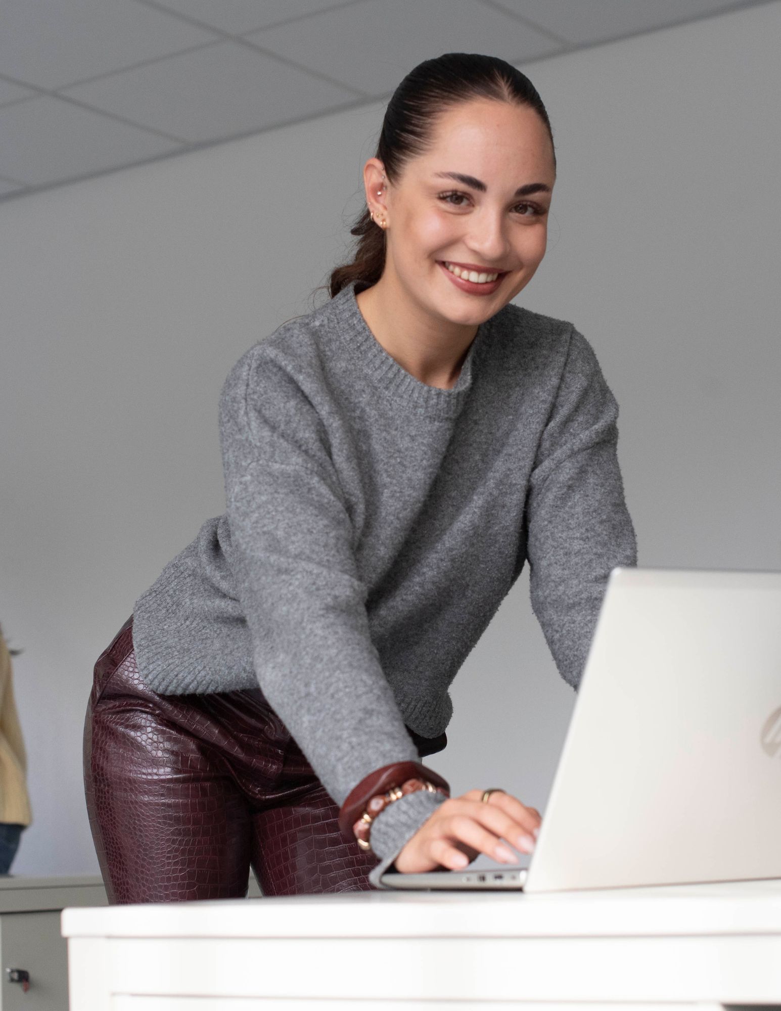 Collega Borrie achter laptop