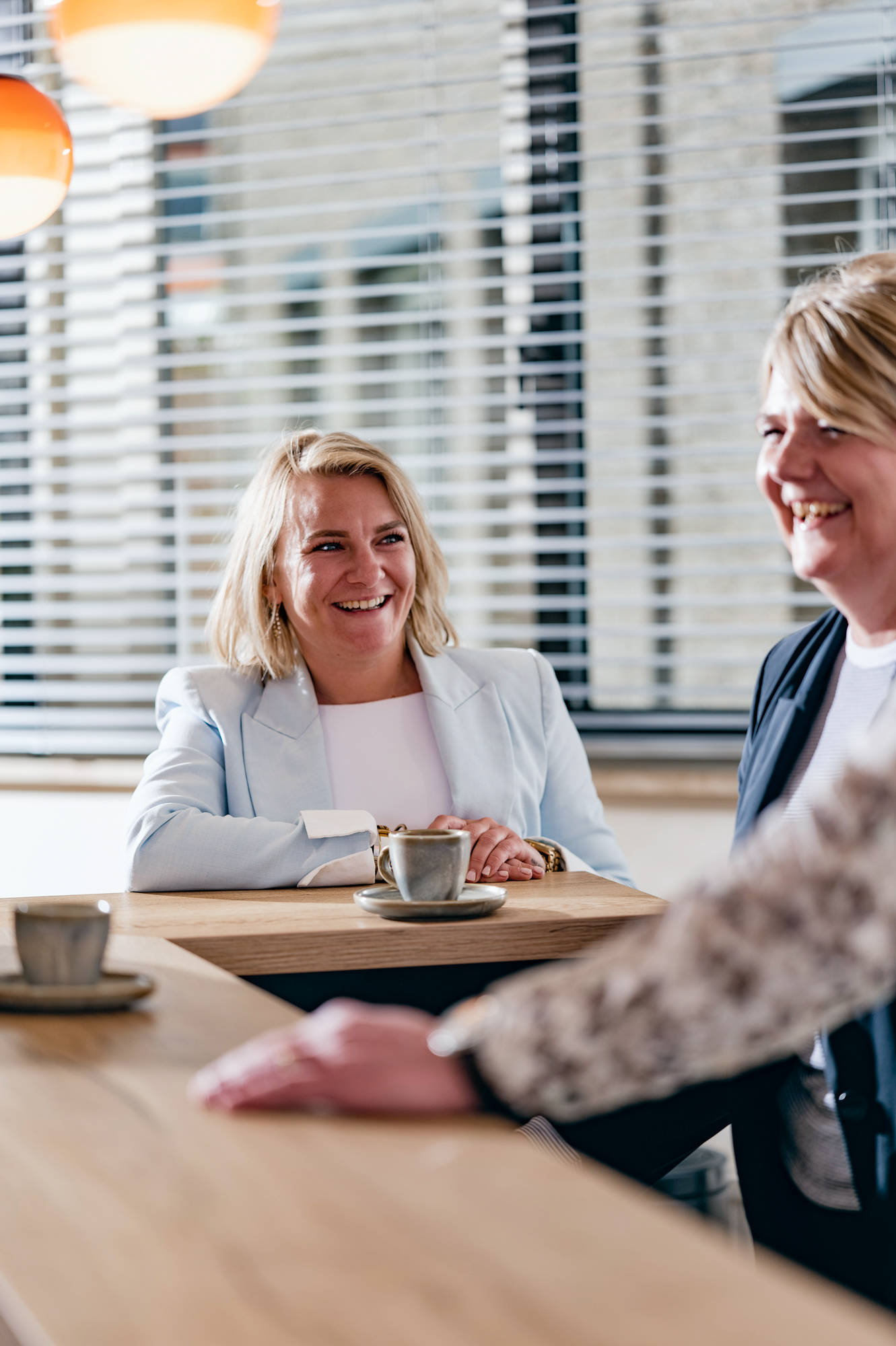 twee vrouwelijke medewerkers