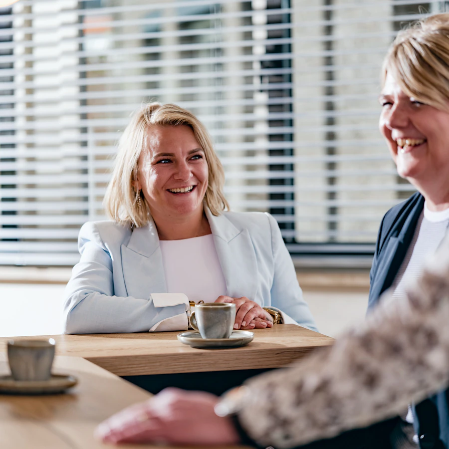 twee vrouwelijke medewerkers