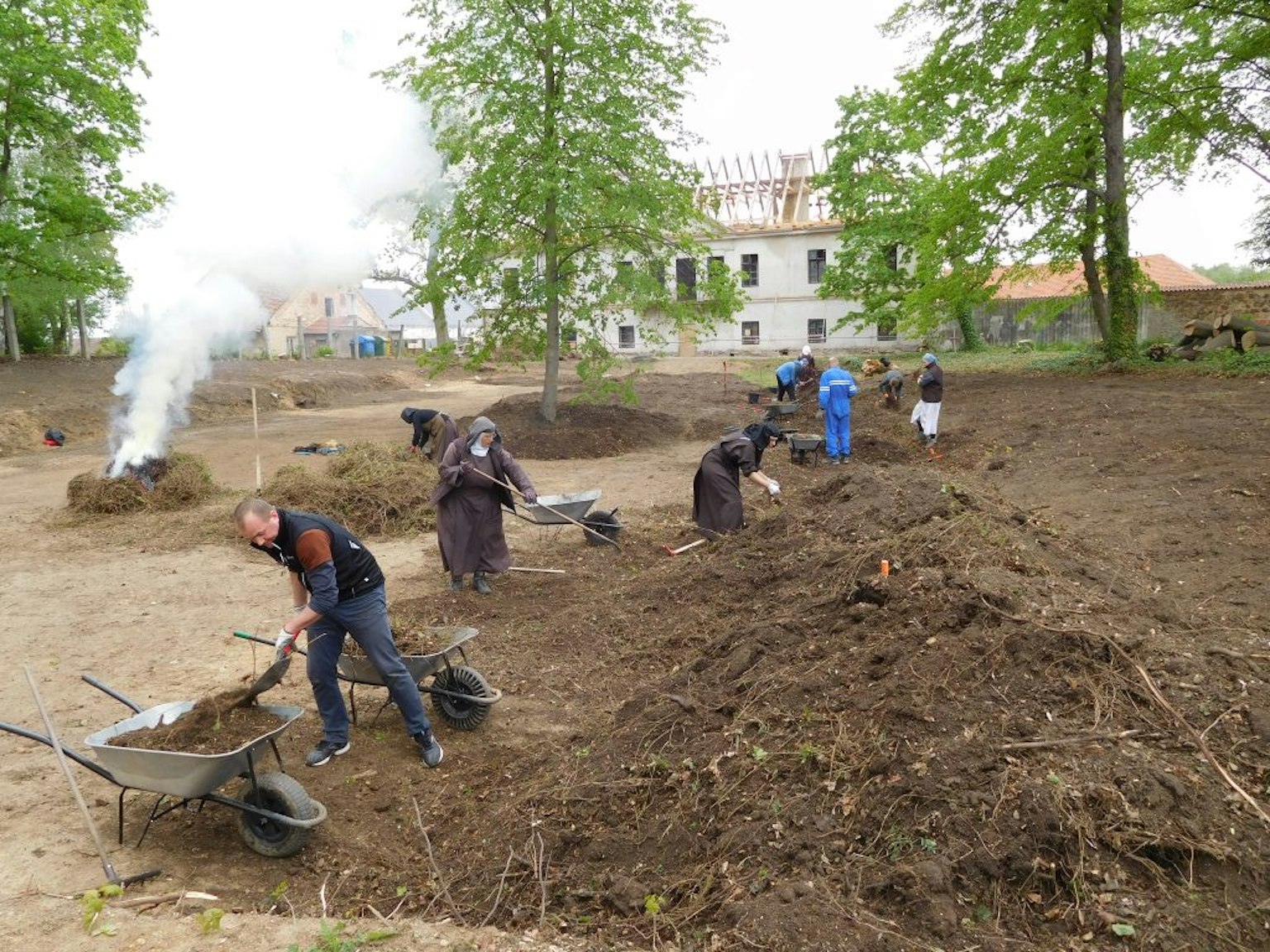 Řádové sestry na traktorech mění skládku v Drastech na oázu. Pomáhá jim i sbírka na Darujme.cz