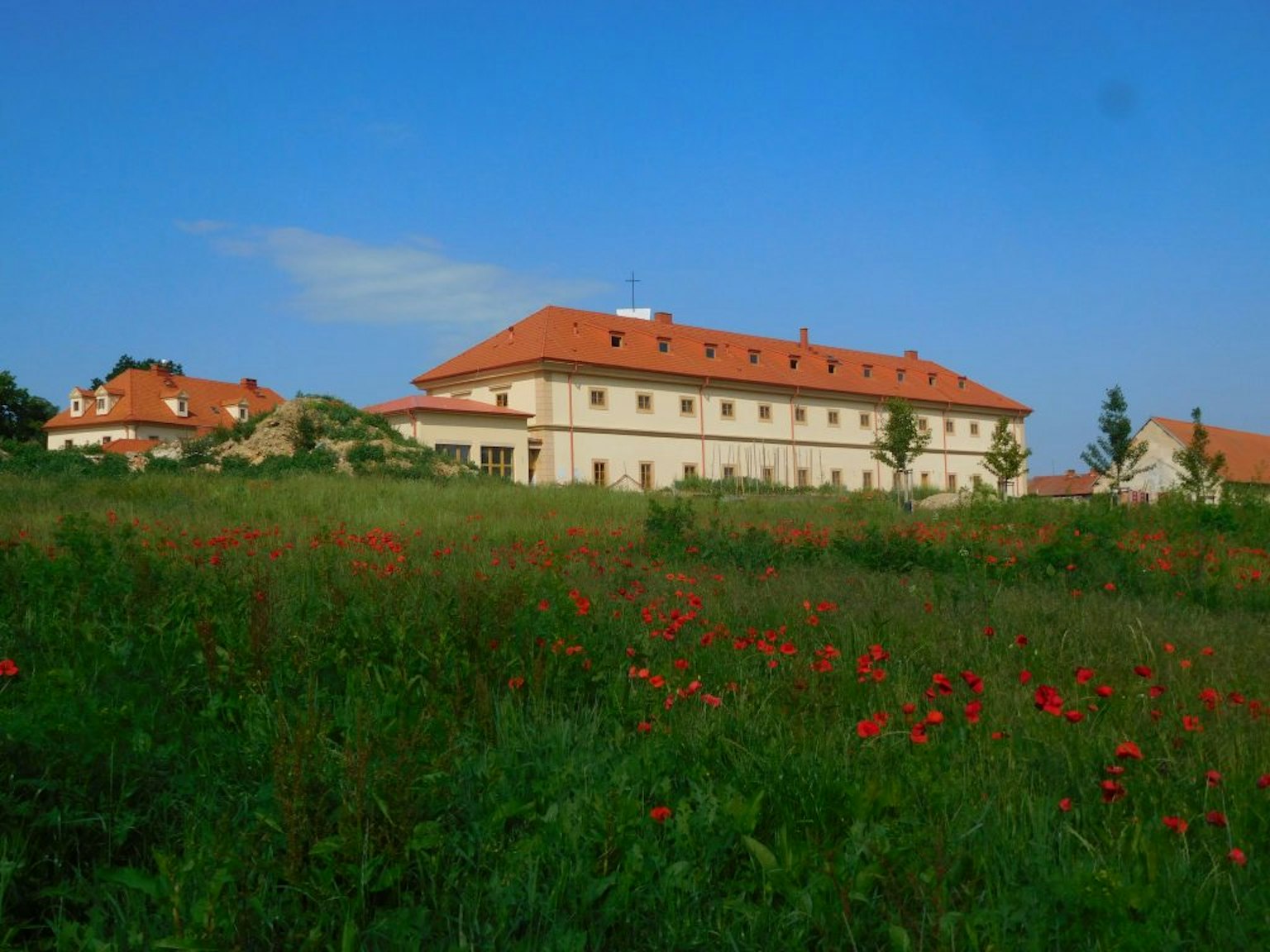 Řádové sestry na traktorech mění skládku v Drastech na oázu. Pomáhá jim i sbírka na Darujme.cz