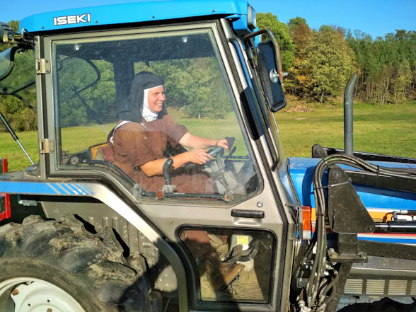 Řádové sestry na traktorech mění skládku v Drastech na oázu. Pomáhá jim i sbírka na Darujme.cz