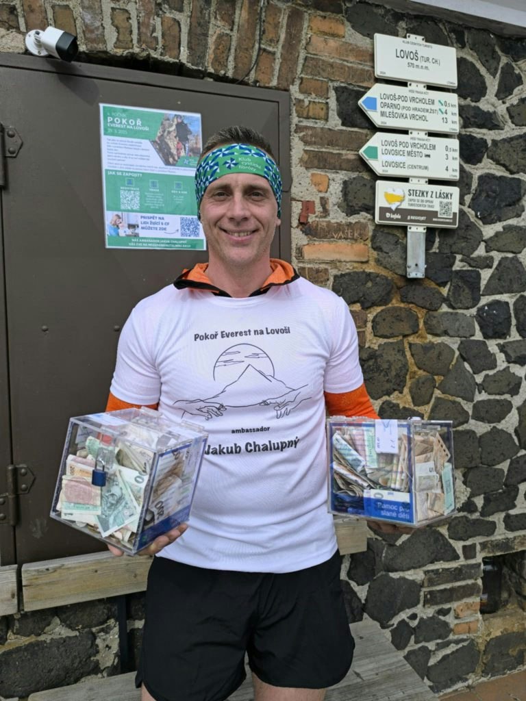 He climbed Lovoš 25 times in a row. Hundreds of people joined in and together they raised over CZK 100,000 to help people with cystic fibrosis