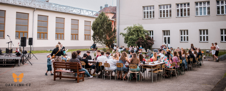Donors chipped in for a school courtyard renovation in an online campaign. “It works at schools too,” says Ondra Hampl of Gymnázium Šumperk