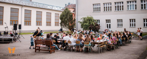 Na obnovu školního dvora se dárci složili v online kampani. „Jde to i na školách,“ říká Ondra Hampl z Gymnázia Šumperk