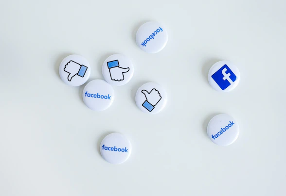 Propojte se s vašimi dárci na sociálních sítích