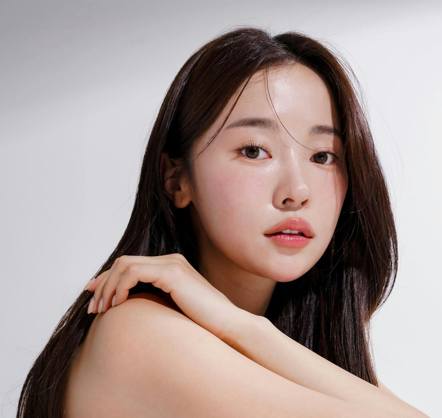 Woman with arm on shoulder