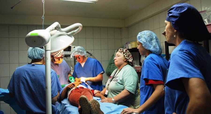 Picture of medical team in surgery