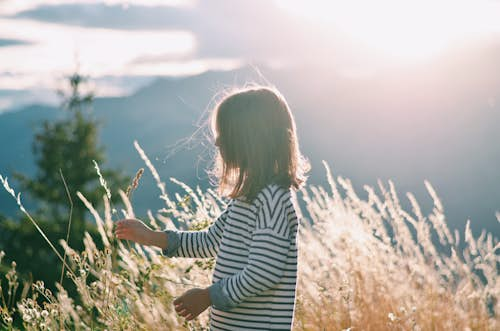 Découverte de son corps de fille à l'enfance