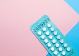 Pilule contraceptive hormonale orale pour femme 