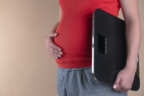 ventre gonflé dur règles enceinte