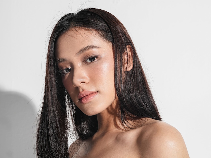 woman with straight long hair