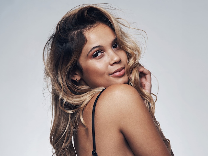 woman tilting her head back and looking forward