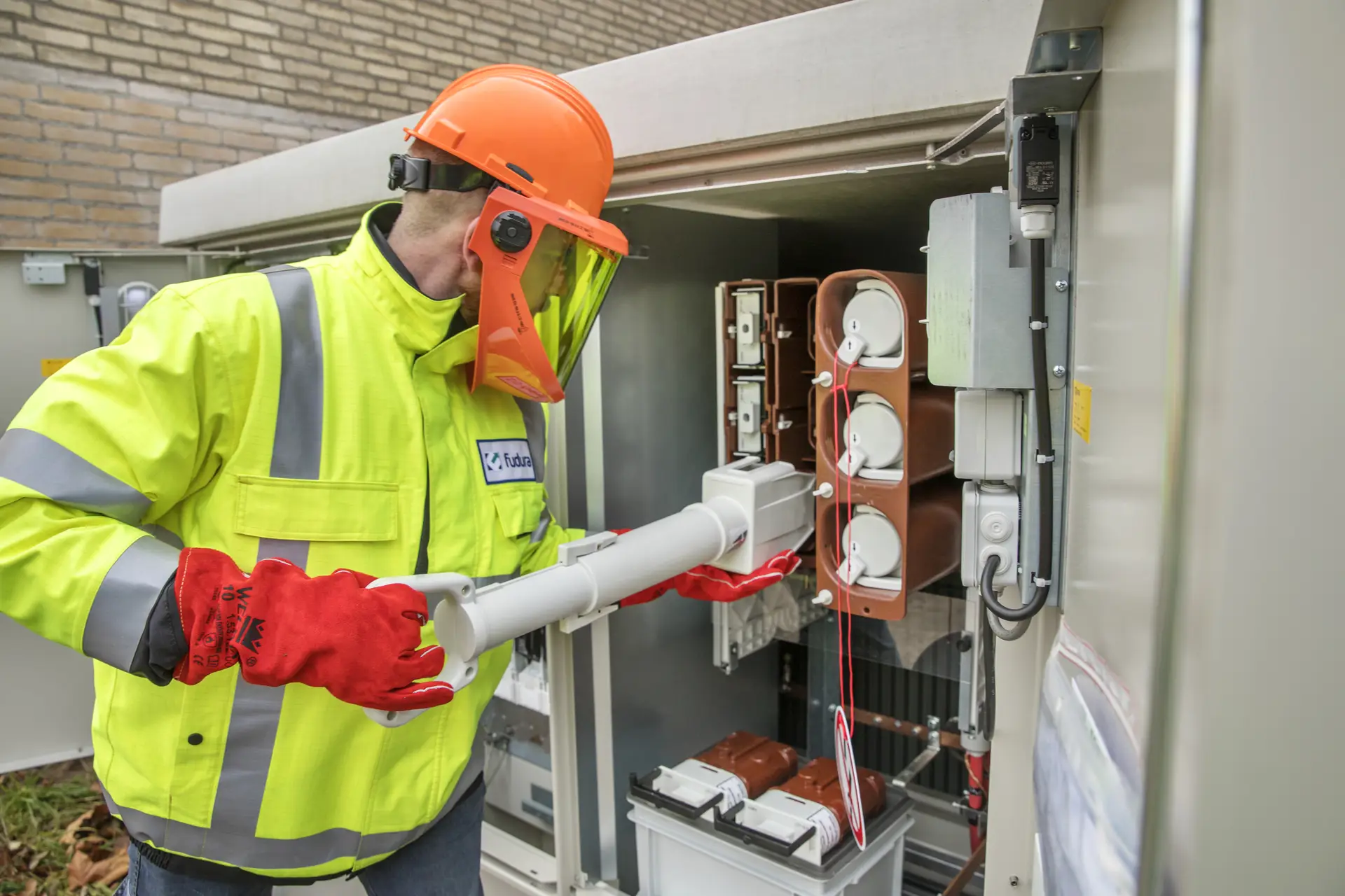 Man werkt in schakelinstallatie