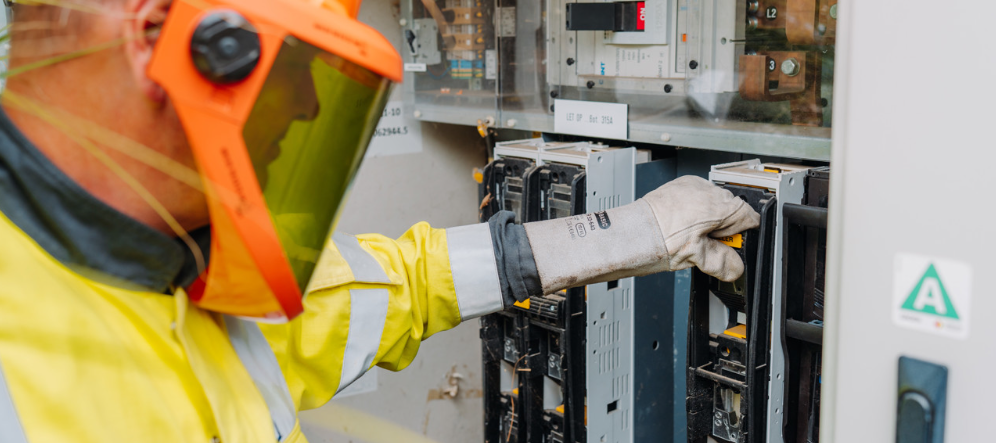 Man werkt met laagspanningsrek