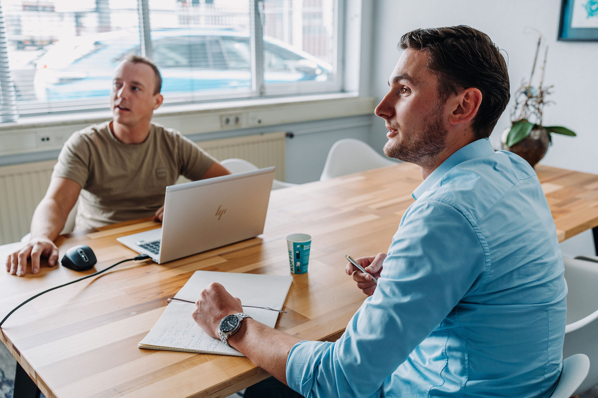 Twee mannen aan tafel in kantoor