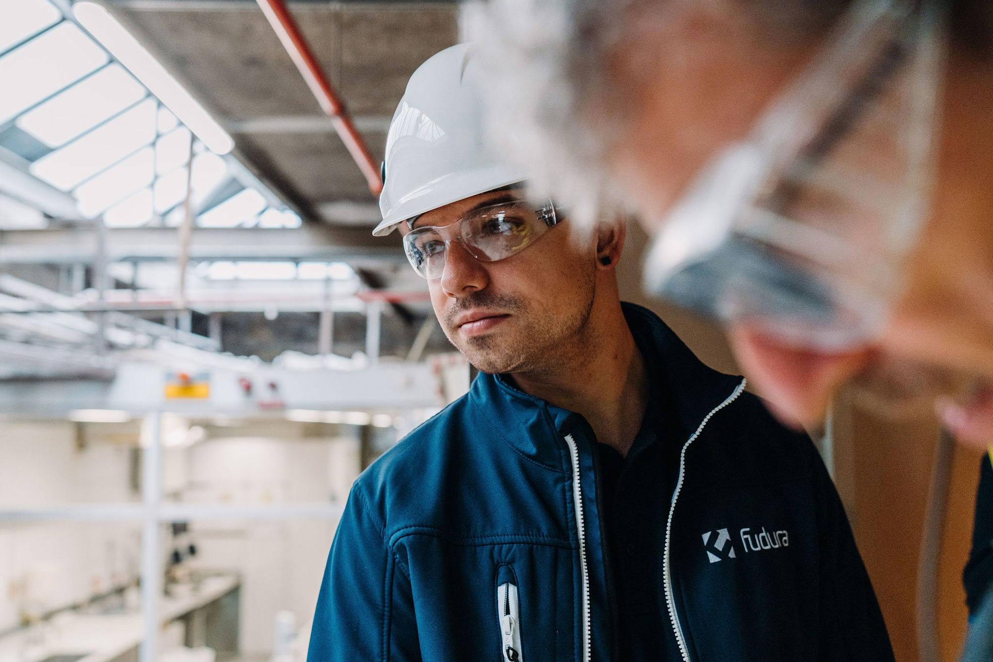 Man met helm in fabriek