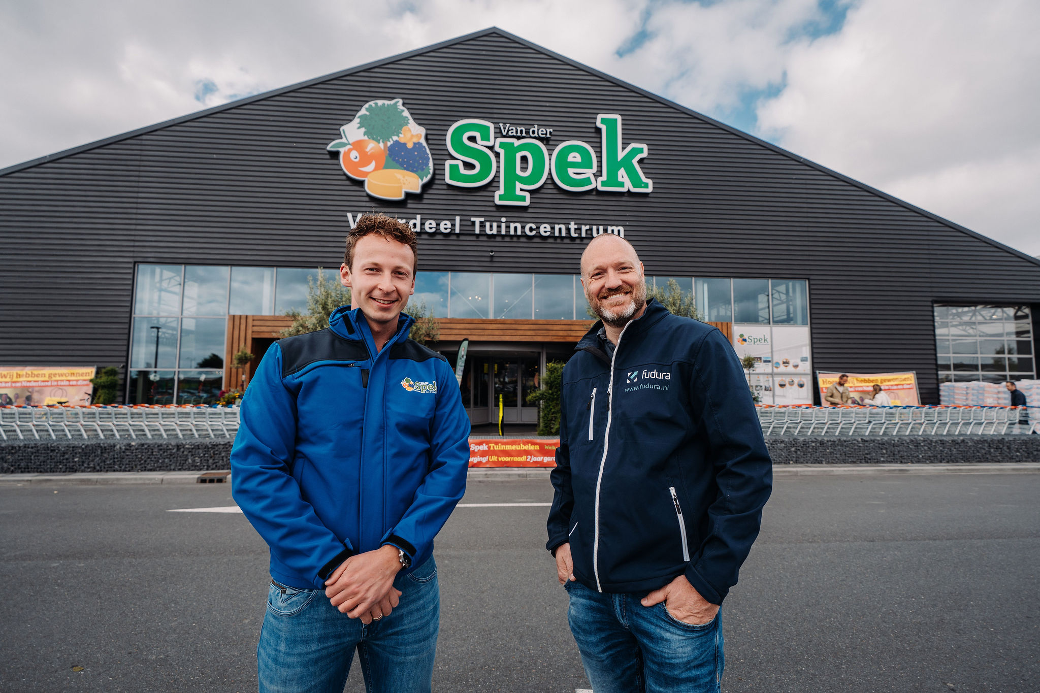 Twee mannen voor van der Spek tuincentrum