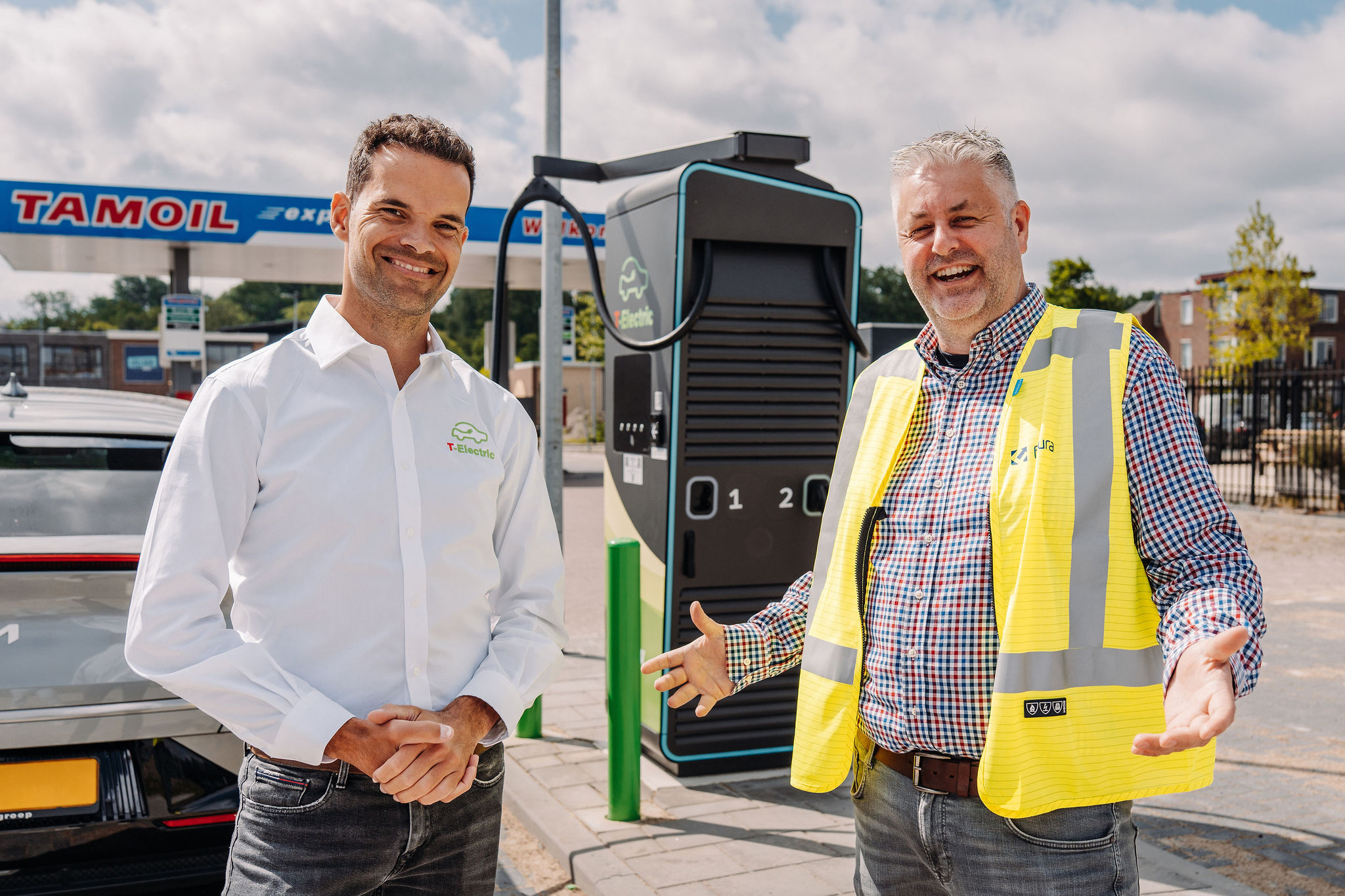 Twee mannen voor tamoil tankstation