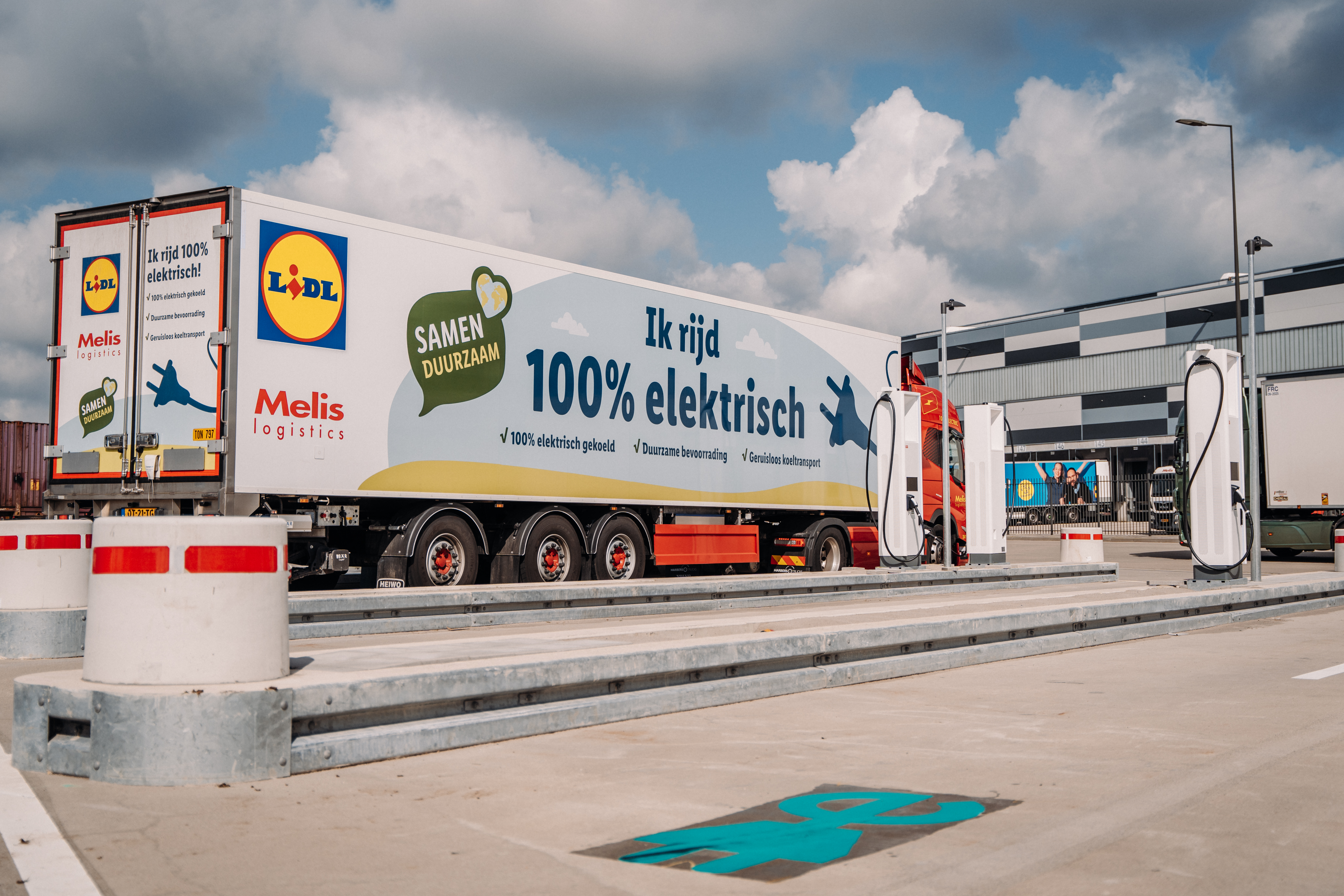 Een lidl vrachtwagen op een laadplein