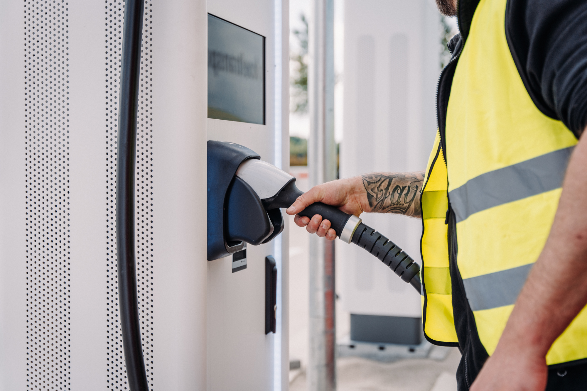 Man met lader in hand