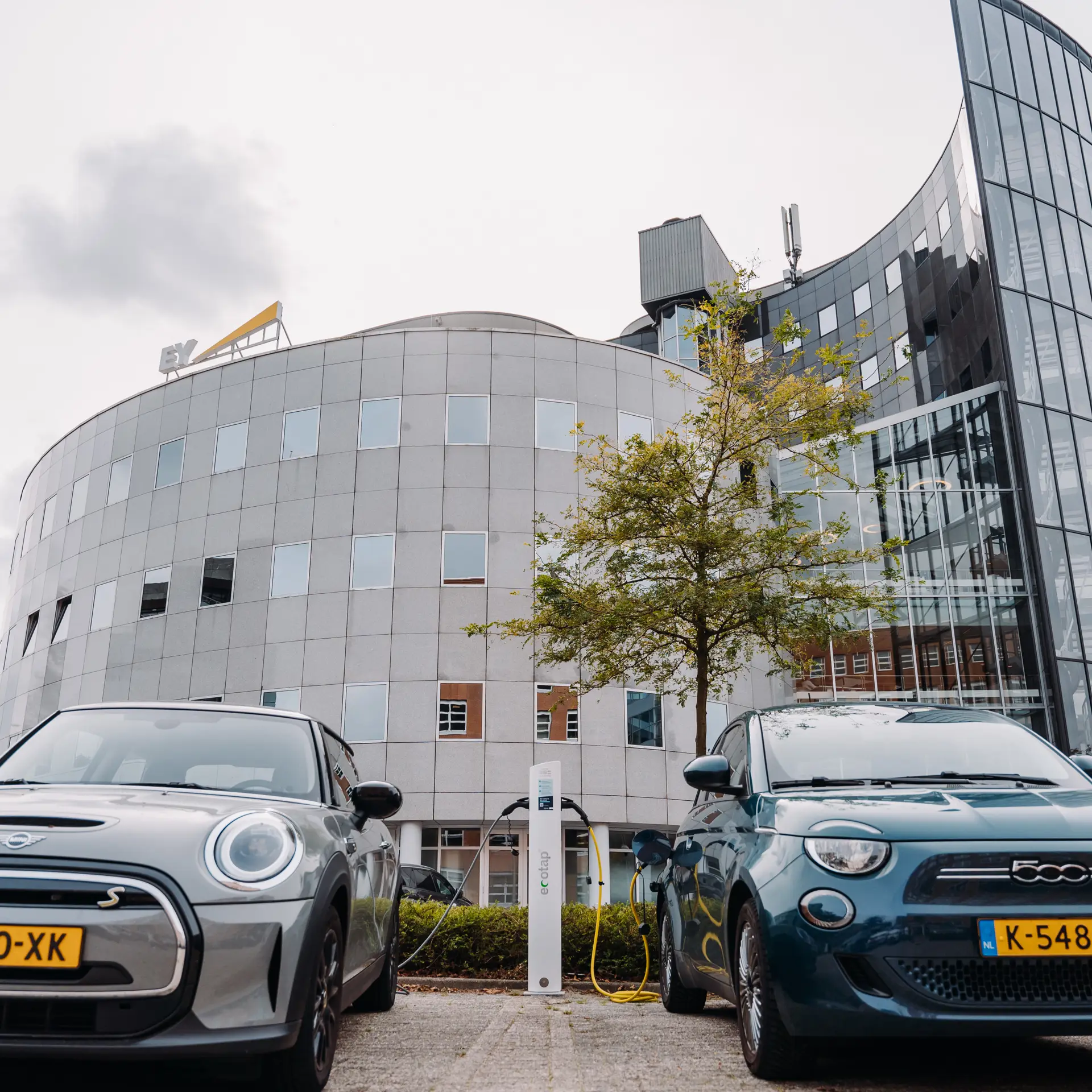 Auto's aan laadpalen