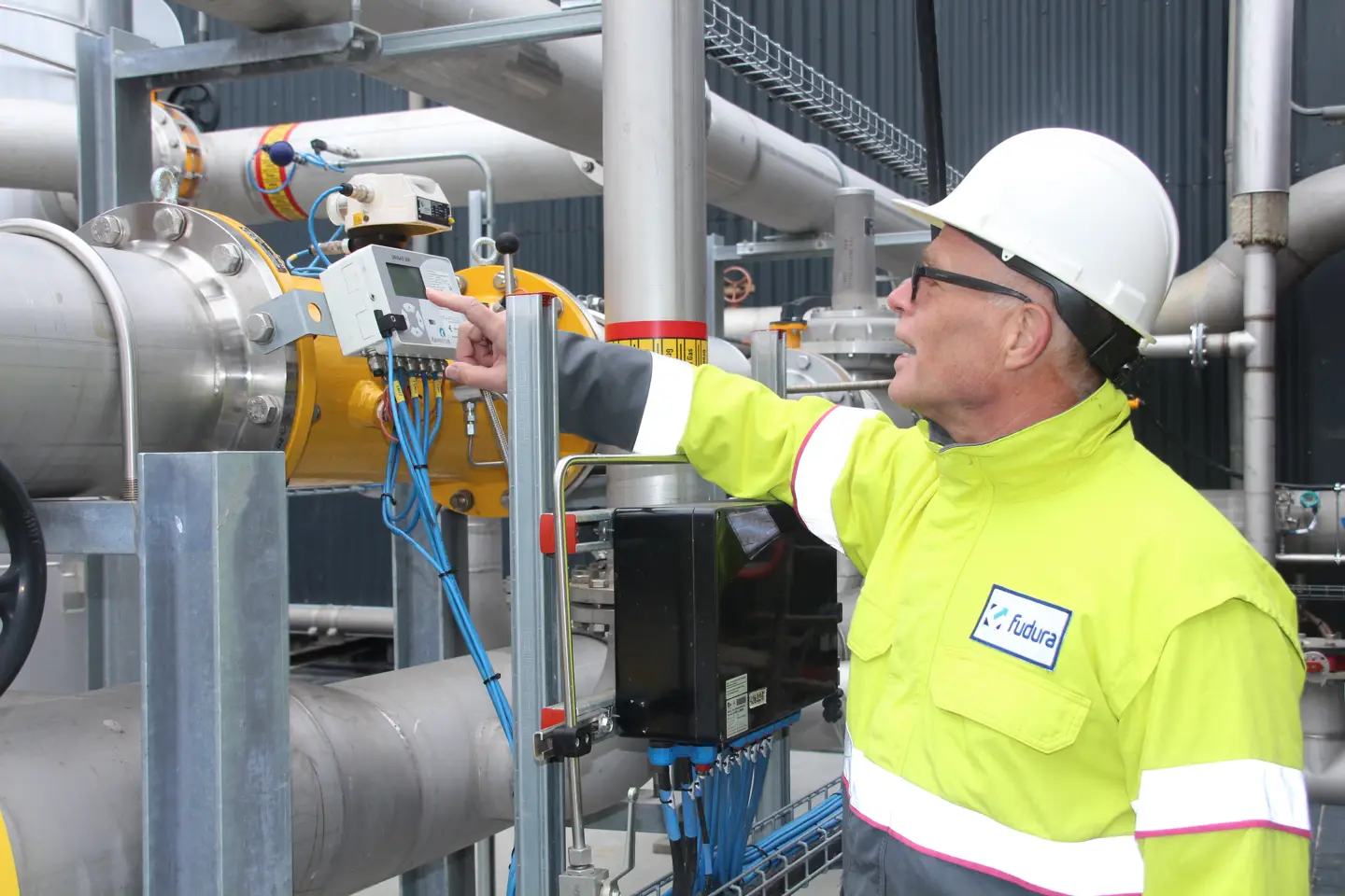 Een man met een tussenmeter