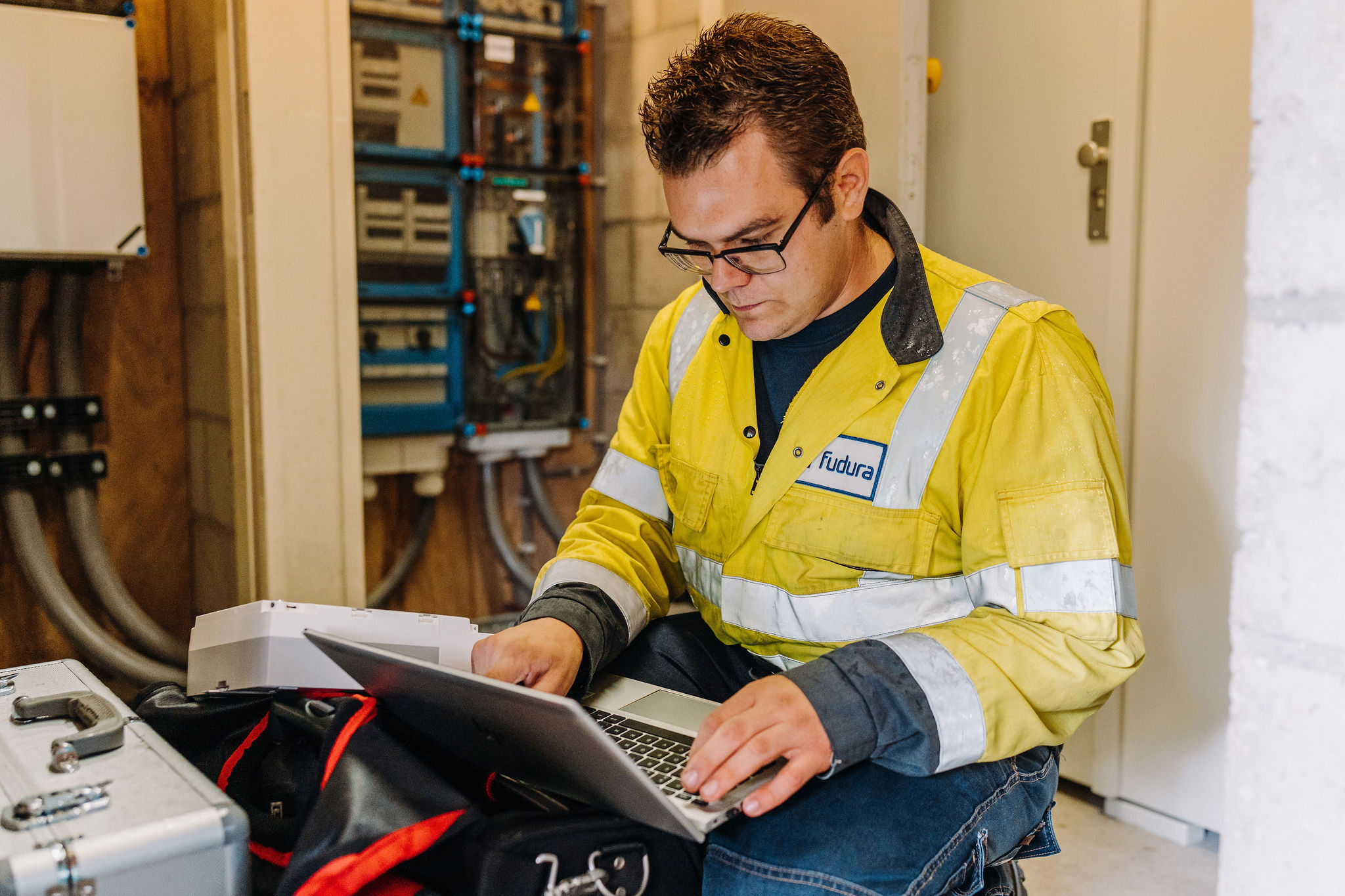 Medewerker achter de laptop