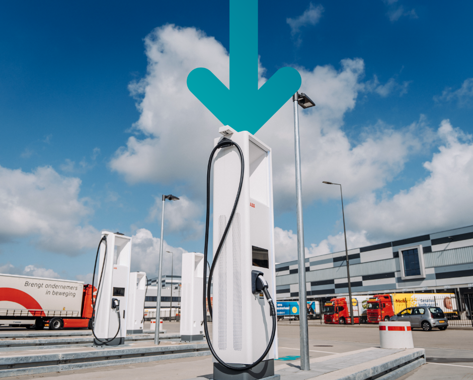 Oplaadpaal met een verwijzingspijl erboven